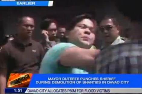 VIDEO! Filipine: O primarita a lovit un politist in fata, dupa un conflict legat de demolarea unui cartier sarac