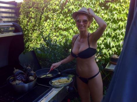 FOTO! Uite-o pe Andreea Banica in bikini cum gateste salata de vinete!