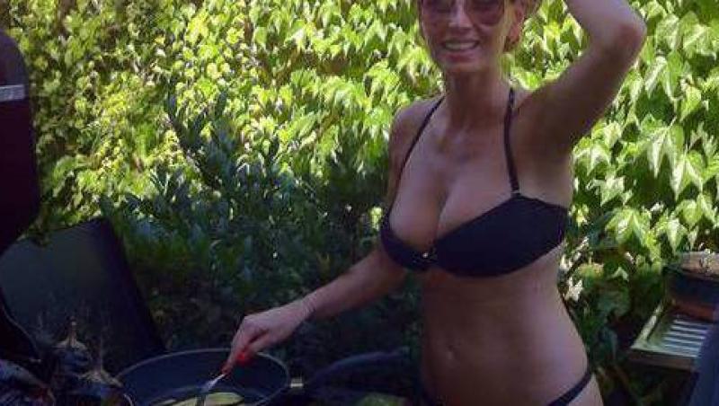 FOTO! Uite-o pe Andreea Banica in bikini cum gateste salata de vinete!