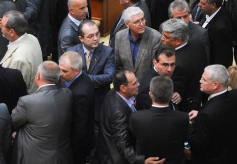 Parlamentarii care voteaza la doua maini nu vor fi sanctionati