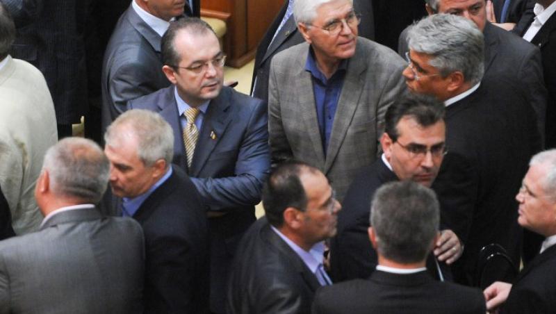 Parlamentarii care voteaza la doua maini nu vor fi sanctionati