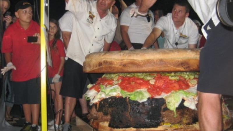 FOTO & VIDEO! Cel mai mare hamburger din lume - 352 kg!