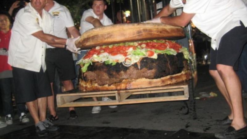 FOTO & VIDEO! Cel mai mare hamburger din lume - 352 kg!