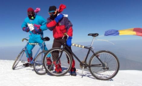 Doi romani pe biciclete au cucerit varful Ararat (5160 m)