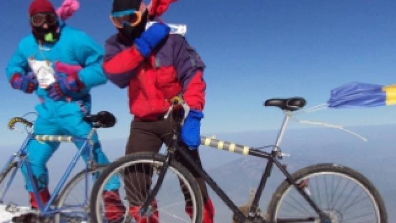 Doi romani pe biciclete au cucerit varful Ararat (5160 m)