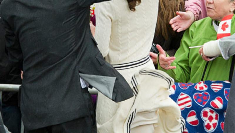 Kate Middleton, salvata de desuuri! Vantul i-a ridicat rochita!