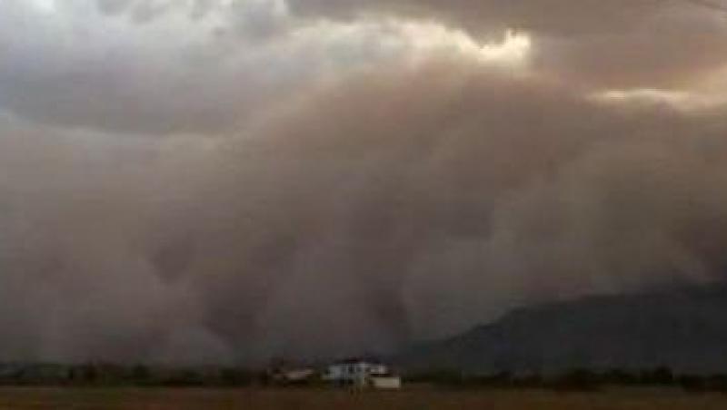 VIDEO! Orasul Phoenix, maturat de o furtuna masiva de nisip!
