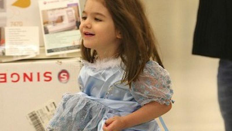 Suri Cruise isi face cumparaturile de la Dior