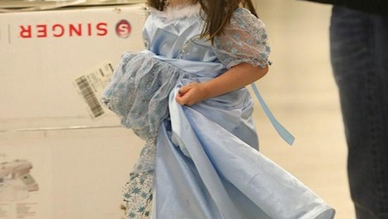 Suri Cruise isi face cumparaturile de la Dior