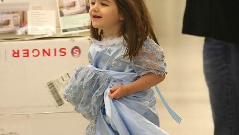 Suri Cruise isi face cumparaturile de la Dior