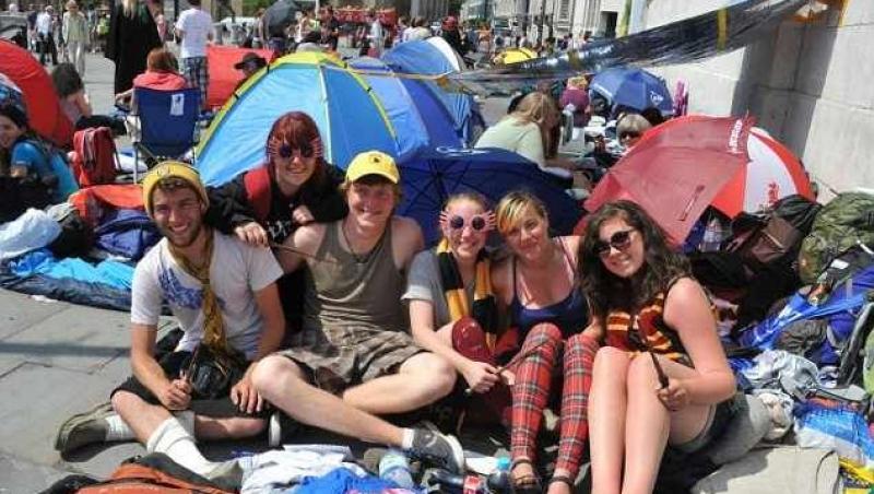 FOTO! Pottermania: Fanii Harry Potter si-au facut camping in Londra