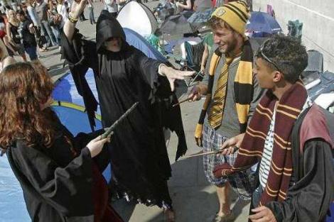 FOTO! Pottermania: Fanii Harry Potter si-au facut camping in Londra
