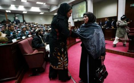 VIDEO! Bataie cu papuci si sticle cu apa intre doua deputate afgane