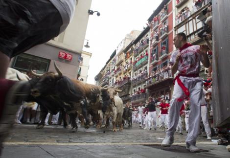 VIDEO! Cursa de la Pamplona: 4 tineri, luati in coarne de tauri din prima zi