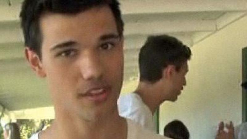 VIDEO! Taylor Lautner e pregatit sa joace fotbal in noul clip 