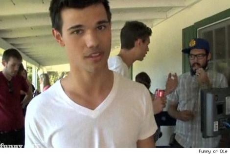 VIDEO! Taylor Lautner e pregatit sa joace fotbal in noul clip "Funny or die"