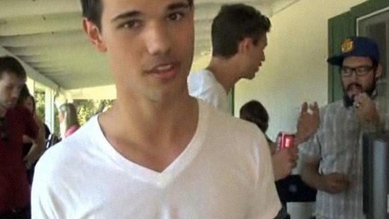 VIDEO! Taylor Lautner e pregatit sa joace fotbal in noul clip 