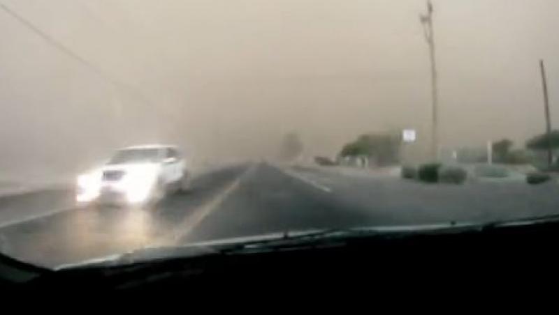 VIDEO! Vezi cum traverseaza un sofer o furtuna de nisip!
