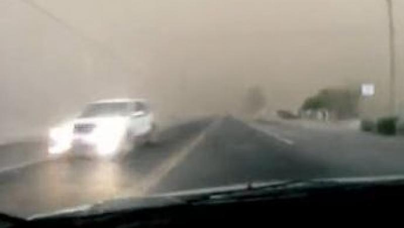 VIDEO! Vezi cum traverseaza un sofer o furtuna de nisip!