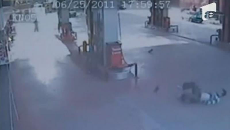 VIDEO! Vezi cum e luat pe sus un angajat de la benzinarie de un furtun de alimentare