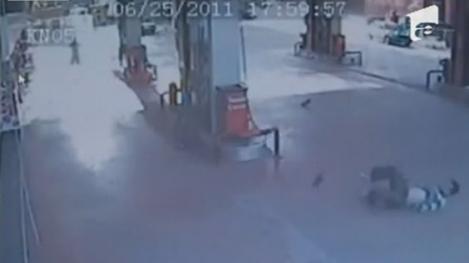 VIDEO! Vezi cum e luat pe sus un angajat de la benzinarie de un furtun de alimentare