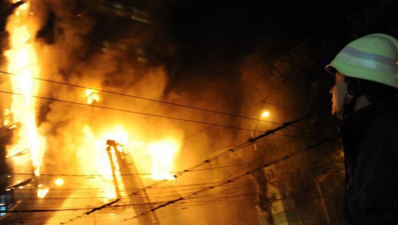 VIDEO! Incendiu puternic la o fabrica de mobila din Sibiu