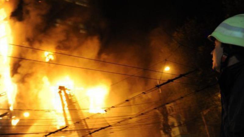 VIDEO! Incendiu puternic la o fabrica de mobila din Sibiu