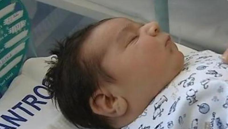VIDEO! Bebelus de peste 5 kg, nascut in Bucuresti