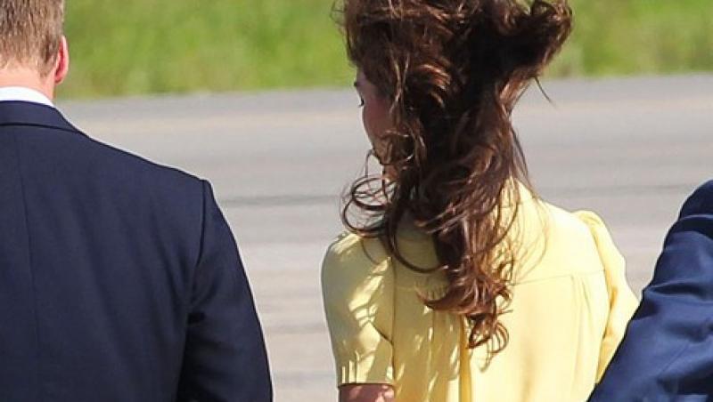 VIDEO! Kate Middleton, din nou cu fusta ridicata de vant