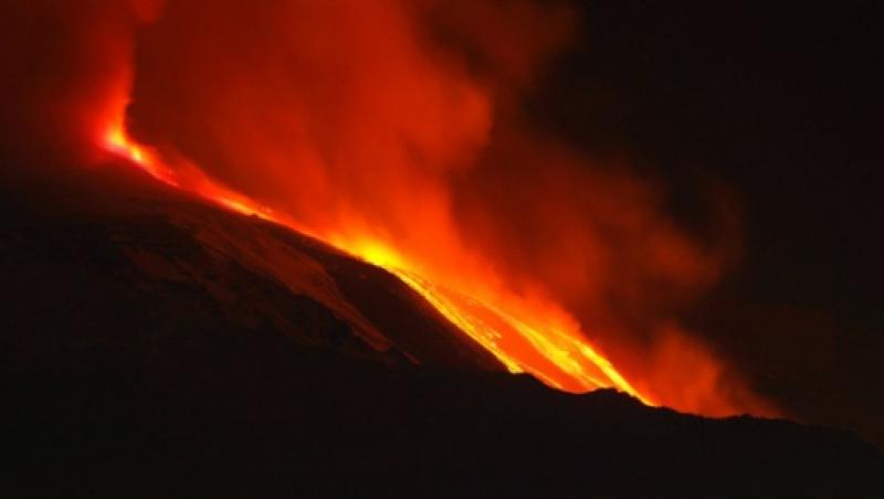 A erupt Etna! Vulcanul a aruncat flacari si lava la peste 250 de metri in aer