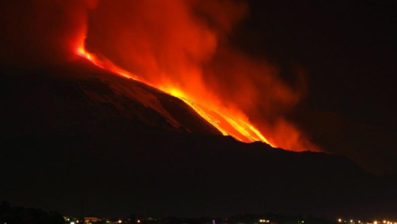 A erupt Etna! Vulcanul a aruncat flacari si lava la peste 250 de metri in aer
