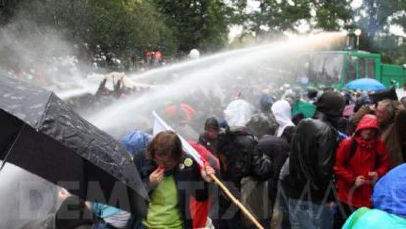 Guvernul britanic a autorizat folosirea tunurilor cu apa impotriva protestatarilor