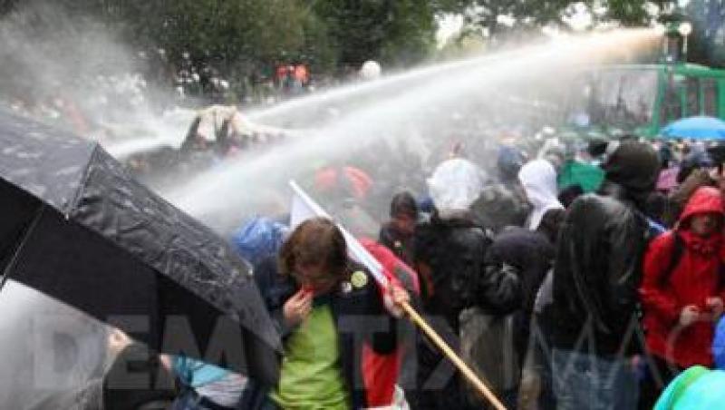 Guvernul britanic a autorizat folosirea tunurilor cu apa impotriva protestatarilor