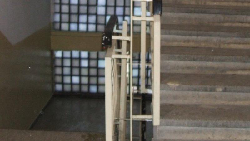 Un barbat s-a aruncat pe casa scarilor la Parchetul Capitalei