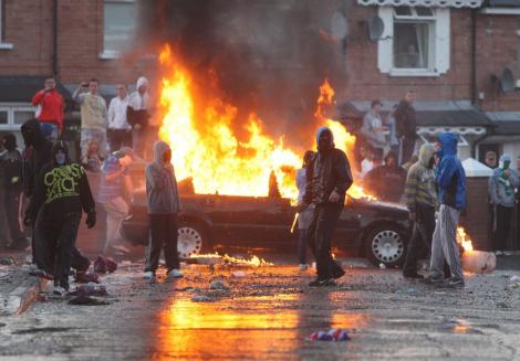 Violentele se extind in tot mai multe orase din Marea Britanie. Situatie tinuta sub control la Londra
