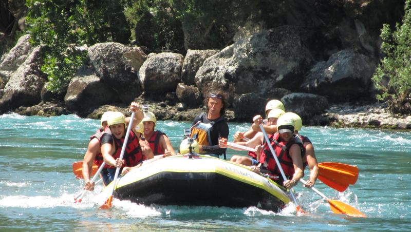 FOTO! Pretendentii Burlacitei se intrec intr-o cursa de rafting! Supradoza de adrenalina!