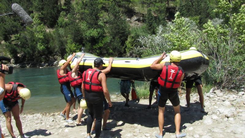 FOTO! Pretendentii Burlacitei se intrec intr-o cursa de rafting! Supradoza de adrenalina!