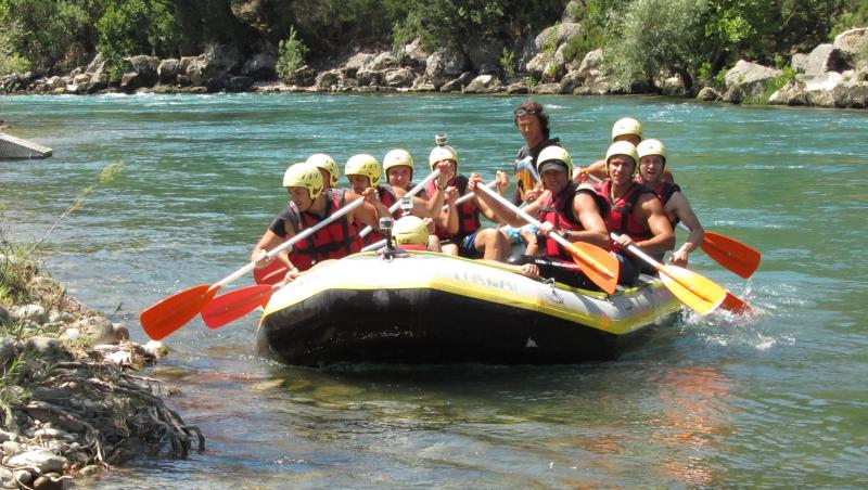 FOTO! Pretendentii Burlacitei se intrec intr-o cursa de rafting! Supradoza de adrenalina!