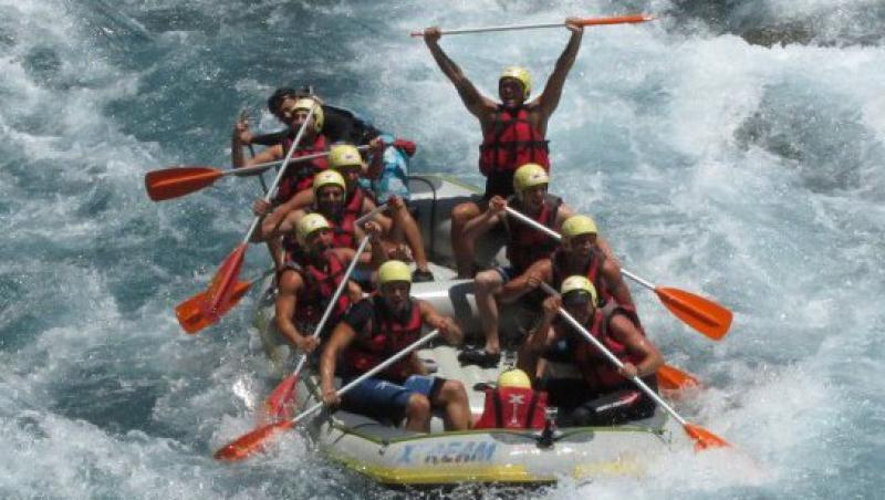 FOTO! Pretendentii Burlacitei se intrec intr-o cursa de rafting! Supradoza de adrenalina!