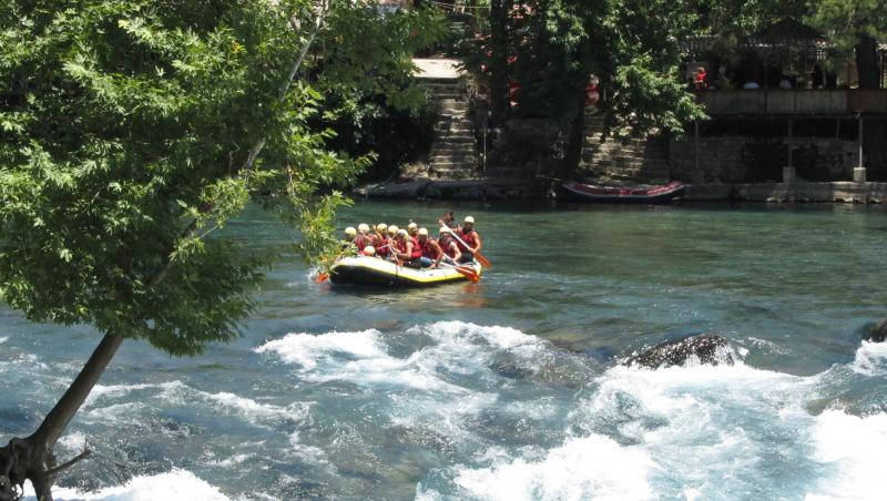 FOTO! Pretendentii Burlacitei se intrec intr-o cursa de rafting! Supradoza de adrenalina!