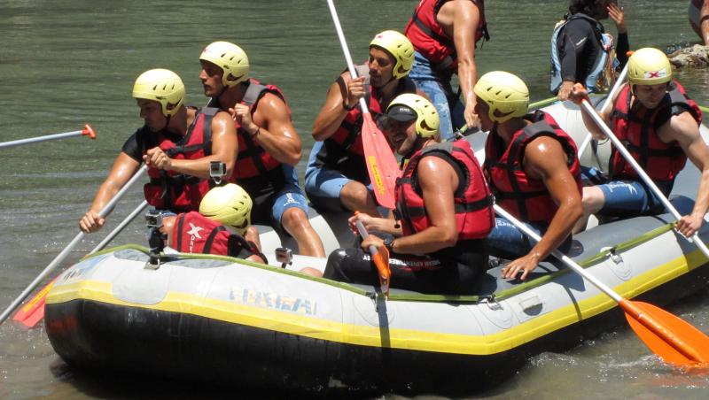 FOTO! Pretendentii Burlacitei se intrec intr-o cursa de rafting! Supradoza de adrenalina!