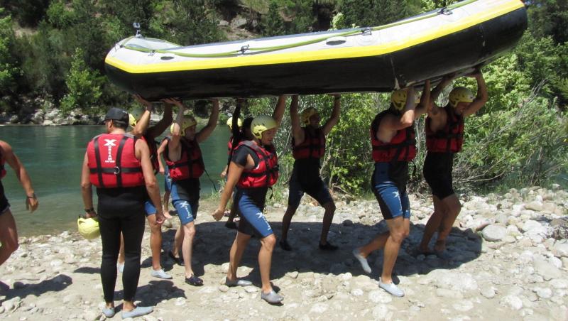 FOTO! Pretendentii Burlacitei se intrec intr-o cursa de rafting! Supradoza de adrenalina!