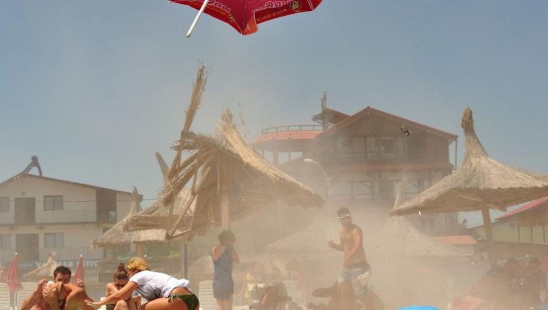 VIDEO! O furtuna de nisip a alungat toti turistii de pe plajele litoralului romanesc
