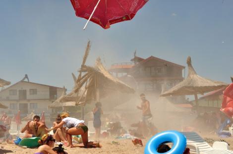 VIDEO! O furtuna de nisip a alungat toti turistii de pe plajele litoralului romanesc