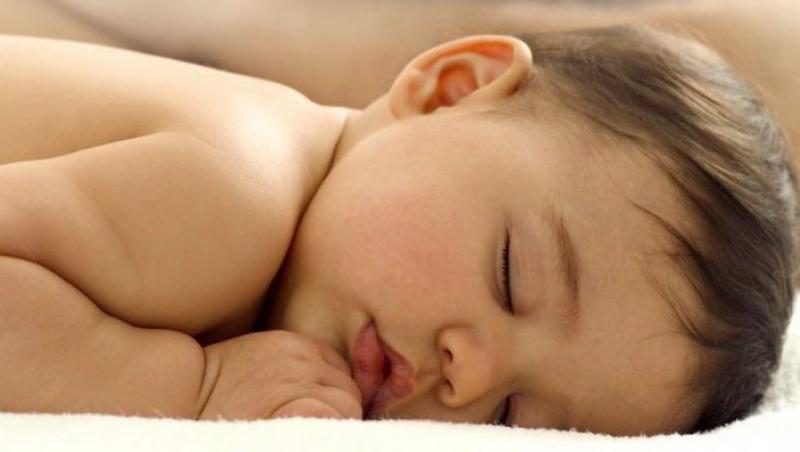 Studiu: Copiii care nu dorm suficient risca sa devina supraponderali