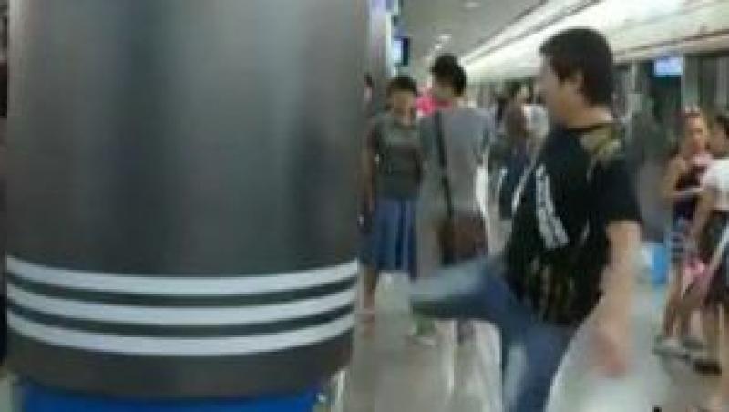 VIDEO! Pasagerii metroului din Shanghai dau in saci de box pana vine metroul