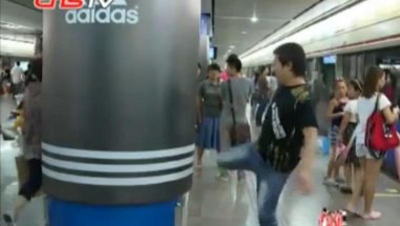 VIDEO! Pasagerii metroului din Shanghai dau in saci de box pana vine metroul