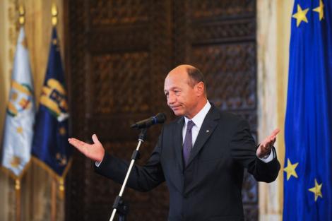 Basescu: Le transmit bugetarilor ca sunt prea multi, trebuie redus numarul lor