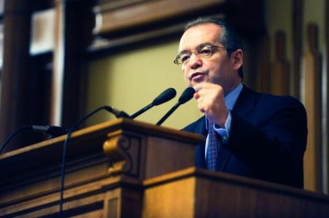 Emil Boc: "Niciun leu acordat in prezent nu va fi taiat, drepturile pe 2012 vor fi decise prin buget"