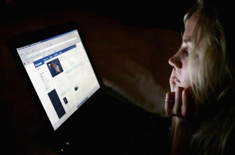 Tinerii "online", mai singuri decat batranii